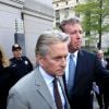 Michael Douglas quitte le palais de justice avec sa femme Diandra Douglas à Manhattan, New York, le 20 avril 2010.