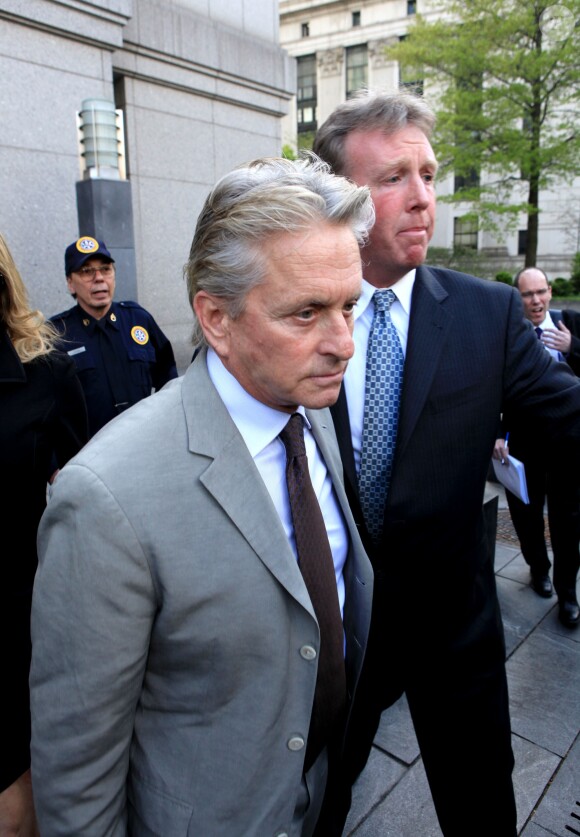 Michael Douglas quitte le palais de justice avec sa femme Diandra Douglas à Manhattan, New York, le 20 avril 2010.