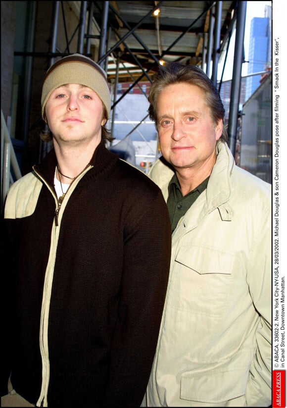 Michael Douglas et Cameron Douglas à Downtown Manhattan en avril 2002.