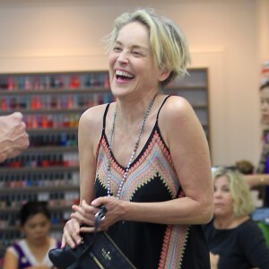 Sharon Stone discute et éclate de rire avec un ami dans un salon de manucure à Beverly Hills, le 28 juin 2016
