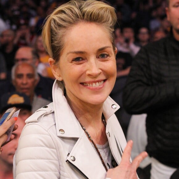 Sharon Stone - Célébrités au Staples Center de Los Angeles qui assistent au match de basket Los Angeles Lakers contre Denver Nuggets à Los Angeles le 25 Mars 2016.