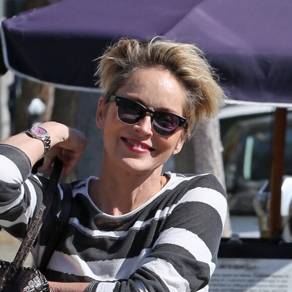 Sharon Stone, très souriante, se promène dans les rues de Los Angeles, le 13 février 2016