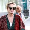 L'actrice Sharon Stone fait du shopping à Beverly Hills dans une fabrique de tapis, elle porte un pancho qui correspond aux motifs des tissus du magasin, Los Angeles le 4 décembre 2015.