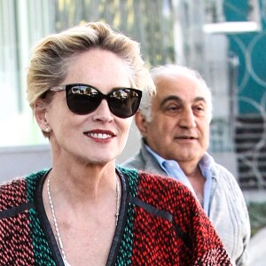 L'actrice Sharon Stone fait du shopping à Beverly Hills dans une fabrique de tapis, elle porte un pancho qui correspond aux motifs des tissus du magasin, Los Angeles le 4 décembre 2015.