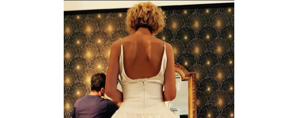 Alexandra Lamy en robe de mariée sur le tournage de "L'embarras du choix". (photo prise le 1er août 2016)