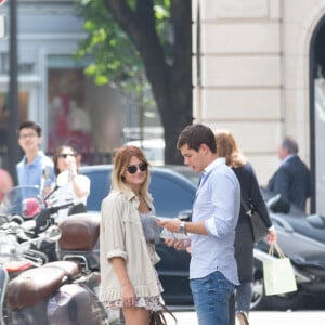 Semi Exclusif - Caroline Receveur et son compagnon Valentin déjeunent au restaurant l'Avenue à Paris avec des amis le 7 juin 2016. Après, ils vont se promener tous les deux, se prennent en photos et s'enlacent.