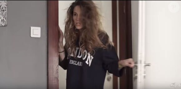 Capucine Anav au réveil dans le teaser de sa web-série "En coloc", 1er août 2016