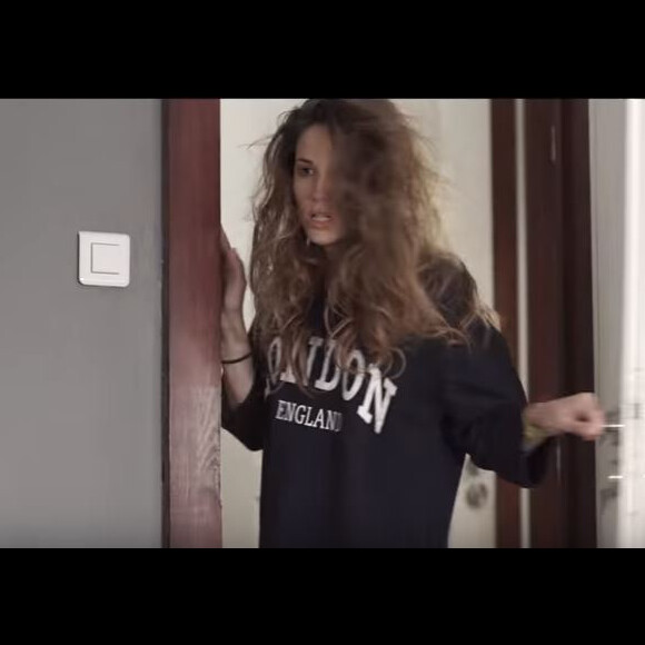 Capucine Anav au réveil dans le teaser de sa web-série "En coloc", 1er août 2016