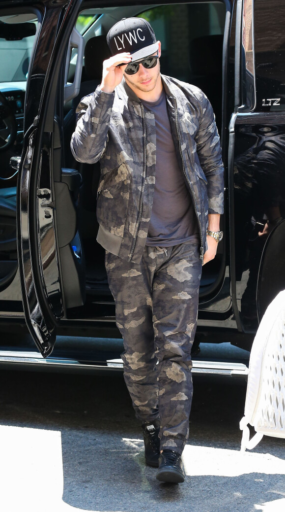 Nick Jonas, habillé en camouflage, arrive à son hôtel à New York. Le 20 juin 2016