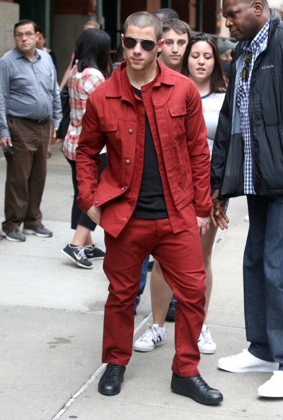 Nick Jonas pose pour les photographes dans les rues de New York, le 16 juin 2016.