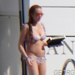 Lindsay Lohan passe ses vacances avec des amis sur un yacht à Porto Cervo. Le 27 juillet 2016