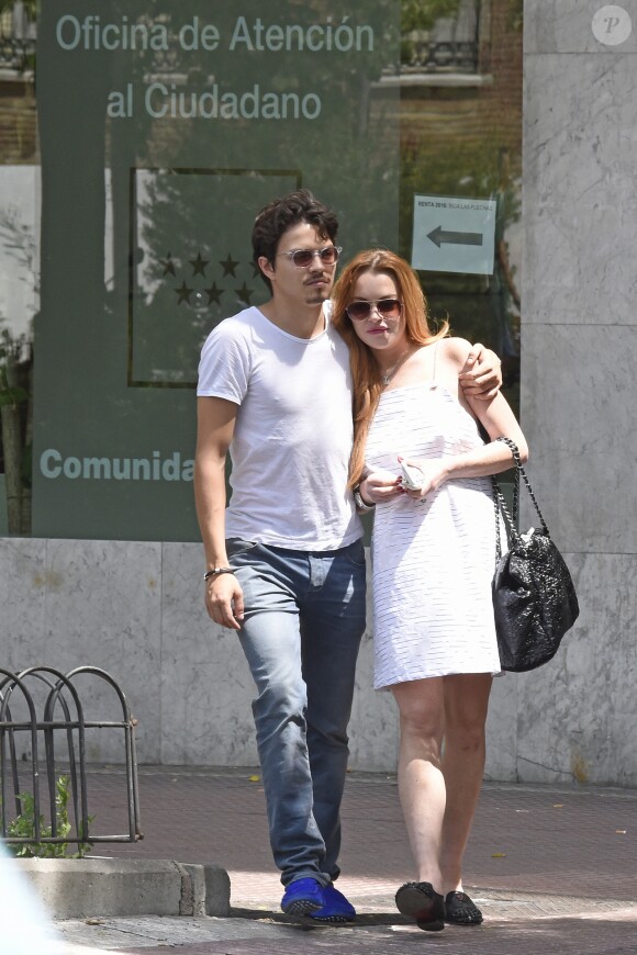 Lindsay Lohan et son compagnon Egor Tarabasov se promènent dans les rues de Madrid. Le 10 juin 2016