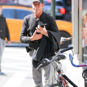 Exclusif - Michael Lohan (le père de Lindsay Lohan) fume une cigarette dans les rues de New York, le 13 avril 2016