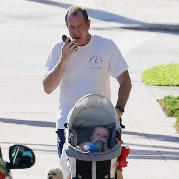 Exclusif - Michael Lohan, le pere de Lindsay, se promene avec son fils Landon pendant que sa petite-amie Kate Major fait quelques courses pres de leur maison a Delray Beach, le 6 octobre 2013.