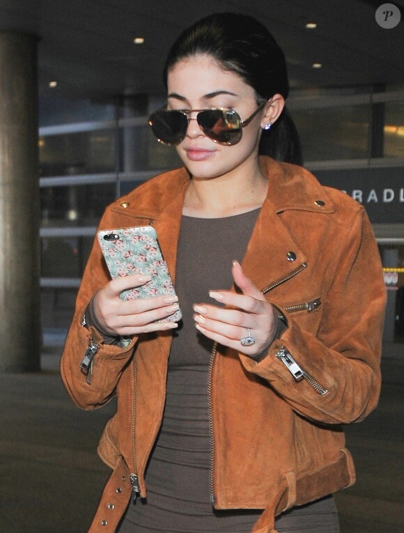 Kylie Jenner arrive à l'aéroport de LAX à Los Angeles. Elle porte fièrement sa bague de fiançailles XXL offerte par son fiancé le rappeur Tyga. Le 13 juillet 2016