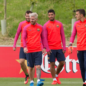 Lionel Messi, blond platine, lors de l'entraînement du FC Barcelone à Burton-on-Trent, le 25 juillet 2016.