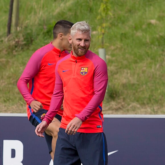 Lionel Messi, blond platine, lors de l'entraînement du FC Barcelone à Burton-on-Trent, le 25 juillet 2016.