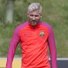 Lionel Messi, blond platine, lors de l'entraînement du FC Barcelone à Burton-on-Trent, le 25 juillet 2016.