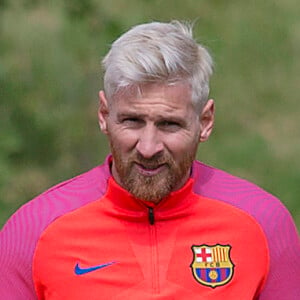 Lionel Messi, blond platine, lors de l'entraînement du FC Barcelone à Burton-on-Trent, le 25 juillet 2016.