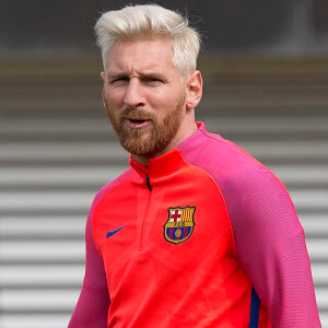 Lionel Messi, blond platine, lors de l'entraînement du FC Barcelone à Burton-on-Trent, le 25 juillet 2016.