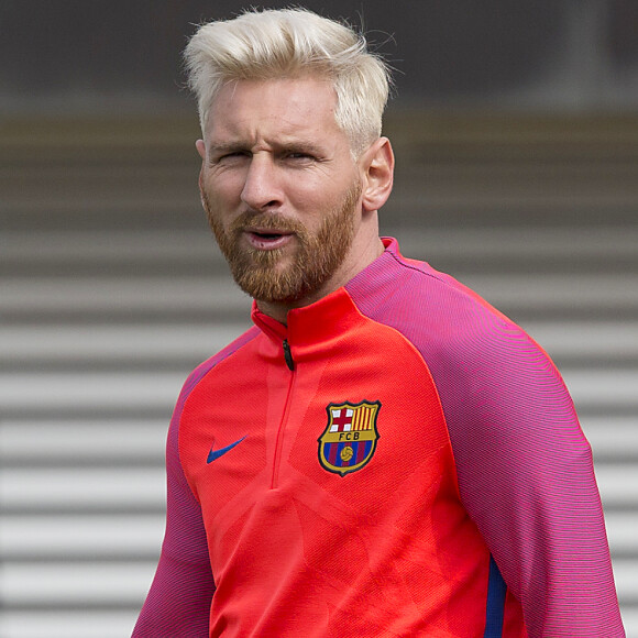 Lionel Messi, blond platine, lors de l'entraînement du FC Barcelone à Burton-on-Trent, le 25 juillet 2016.