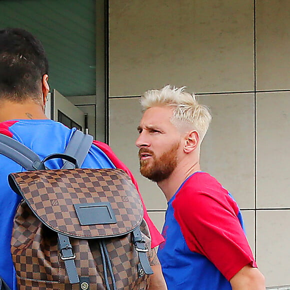 Lionel Messi, blond platine, lors de l'entraînement du FC Barcelone à Burton-on-Trent, le 25 juillet 2016.