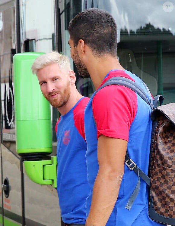 Lionel Messi, blond platine, lors de l'entraînement du FC Barcelone à Burton-on-Trent, le 25 juillet 2016.