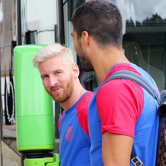 Lionel Messi, blond platine, lors de l'entraînement du FC Barcelone à Burton-on-Trent, le 25 juillet 2016.
