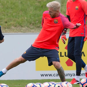 Lionel Messi, blond platine, lors de l'entraînement du FC Barcelone à Burton-on-Trent, le 25 juillet 2016.