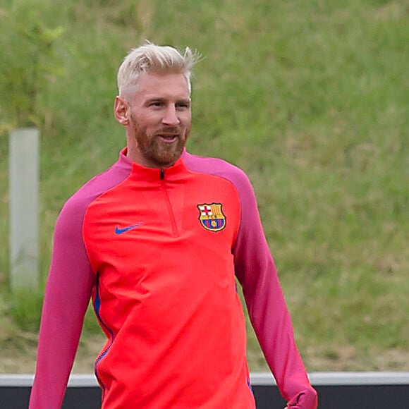 Lionel Messi, blond platine, lors de l'entraînement du FC Barcelone à Burton-on-Trent, le 25 juillet 2016.