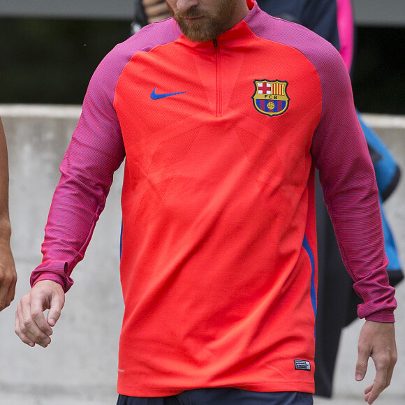 Lionel Messi, blond platine, lors de l'entraînement du FC Barcelone à Burton-on-Trent, le 25 juillet 2016.