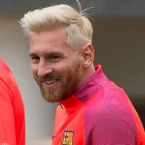 Lionel Messi, blond platine, lors de l'entraînement du FC Barcelone à Burton-on-Trent, le 25 juillet 2016.