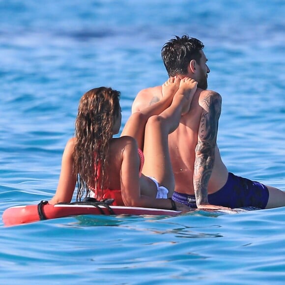 Lionel Messi et sa femme Antonella Roccuzzo en vacances à Ibiza, le 12 juillet 2016.