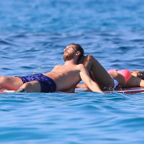 Lionel Messi et sa femme Antonella Roccuzzo en vacances à Ibiza, le 12 juillet 2016.