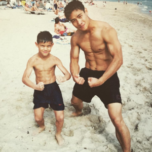 Taylor Lautner déjà tout musclé à seulement sept ans. Photo publiée sur Instagram, le 4 août 2016