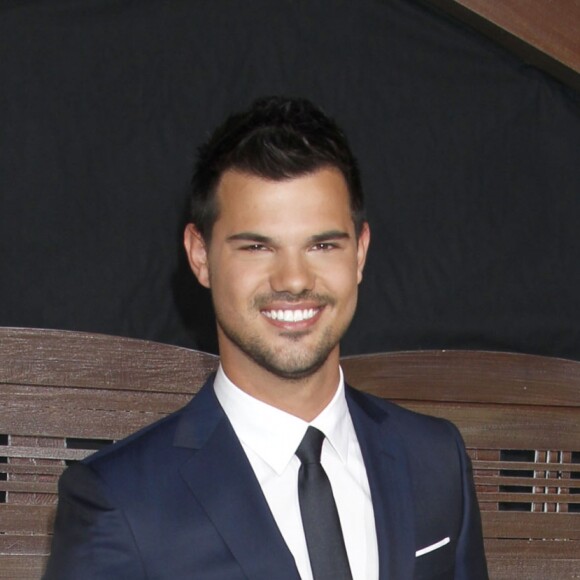 Taylor Lautner lors de la première de la série de Netflix's "The Ridiculous 6" à Universal City, le 30 novembre 2015.