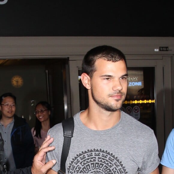 Taylor Lautner arrive à l'aéroport LAX de Los Angeles. Le 26 juillet 2015