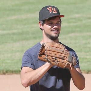 Taylor Lautner joue au baseball sur le tournage de son nouveau film "Run The Tide" à Los Angeles, 20 juin 2014.