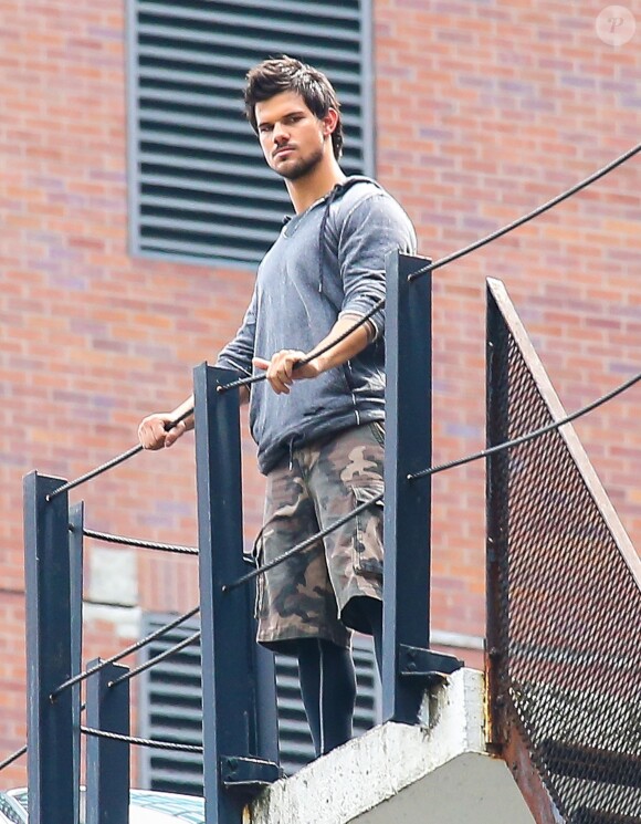 Taylor Lautner et Marie Avgeropoulos sur le tournage du film " Tracers" a New York Le 27 Juillet 2013