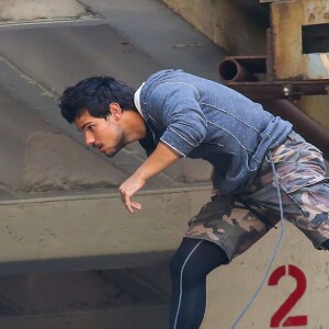 Taylor Lautner et Marie Avgeropoulos sur le tournage du film " Tracers" a New York Le 27 Juillet 2013