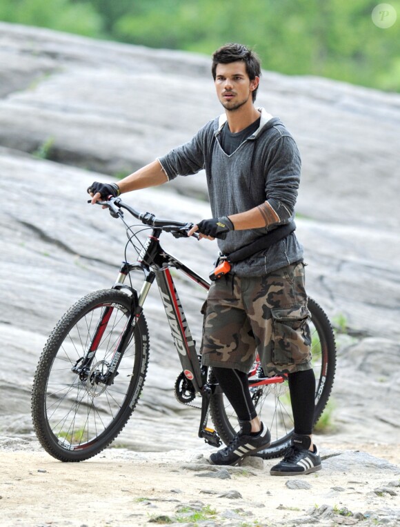 Taylor Lautner sur le tournage de "Tracers" a Central Park le 19 juin 2013