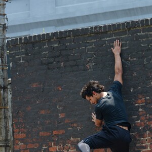 Exclusif - Taylor Lautner joue au Yamakasi sur le tournage de son nouveau film "Tracers" a New York. Le 19 juillet 2013