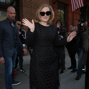 La chanteuse Adele salue ses fans à New York le 16 novembre 2015.