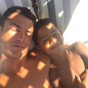 Cristiano Ronaldo fait la sieste avec son fils Cristiano Jr., août 2016, photo Instagram