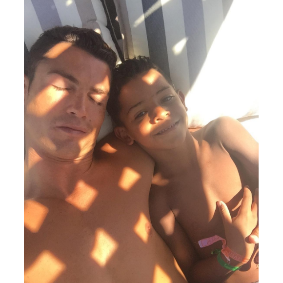 Cristiano Ronaldo fait la sieste avec son fils Cristiano Jr., août 2016, photo Instagram