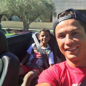 Cristiano Ronaldo et son fils Cristiano Jr. en vacances, prêts pour une bonne glace, août 2016, photo Instagram