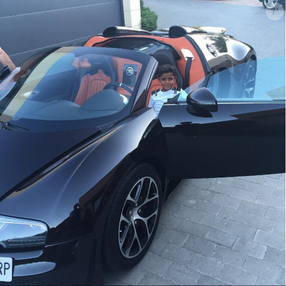 Cristiano Jr., le fils de Cristiano Ronaldo, essaye la Bugatti Veyron de papa, août 2016, photo Instagram