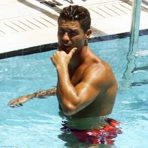 Cristiano Ronaldo se relaxe avec des amis dans une piscine à son hôtel, Cassandre Davis avec qui il a passé beaucoup de temps les jours précédent n'était pas là aujourd'hui à Miami le 5 aout 2016.  Football star Cristiano Ronaldo and some friends enjoy a day at their hotel pool in Miami, Florida on August 5, 2016. Missing from the poolside hangout was Cassandre Davis, who Cristiano was seen getting close to during the last couple of days.05/08/2016 - Miami