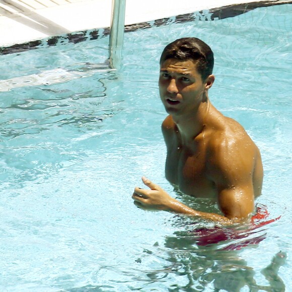 Cristiano Ronaldo se relaxe avec des amis dans une piscine à son hôtel, Cassandre Davis avec qui il a passé beaucoup de temps les jours précédent n'était pas là aujourd'hui à Miami le 5 aout 2016.  Football star Cristiano Ronaldo and some friends enjoy a day at their hotel pool in Miami, Florida on August 5, 2016. Missing from the poolside hangout was Cassandre Davis, who Cristiano was seen getting close to during the last couple of days.05/08/2016 - Miami