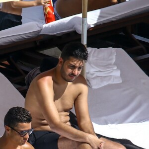 Cristiano Ronaldo se relaxe au bord de la piscine avec des amis à Miami, Floride, Etats-Unis, le 3 août 2016.  Football star Cristiano Ronaldo and some friends enjoy a day at their hotel pool in Miami, Florida on August 3, 2016. Missing from the poolside hangout was Cassandre Davis, who Cristiano was seen getting close to during the last couple of days.03/08/2016 - Miami